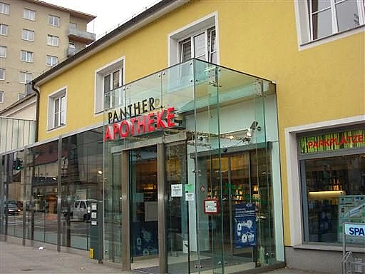 im 1. Stock über der Panther Apotheke